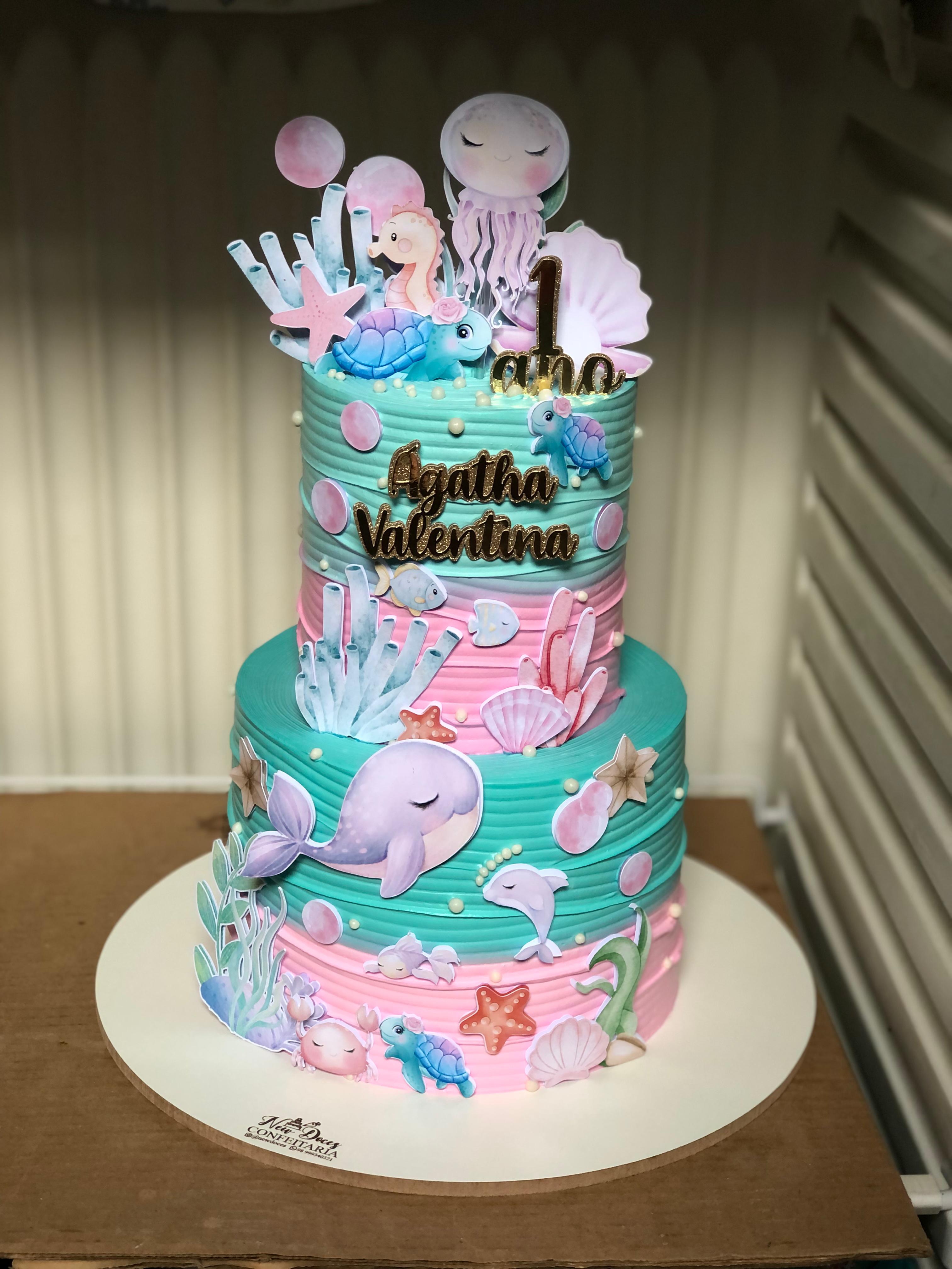 Bolo de dois andares em tons de rosa e verde com decoração temática e toppers