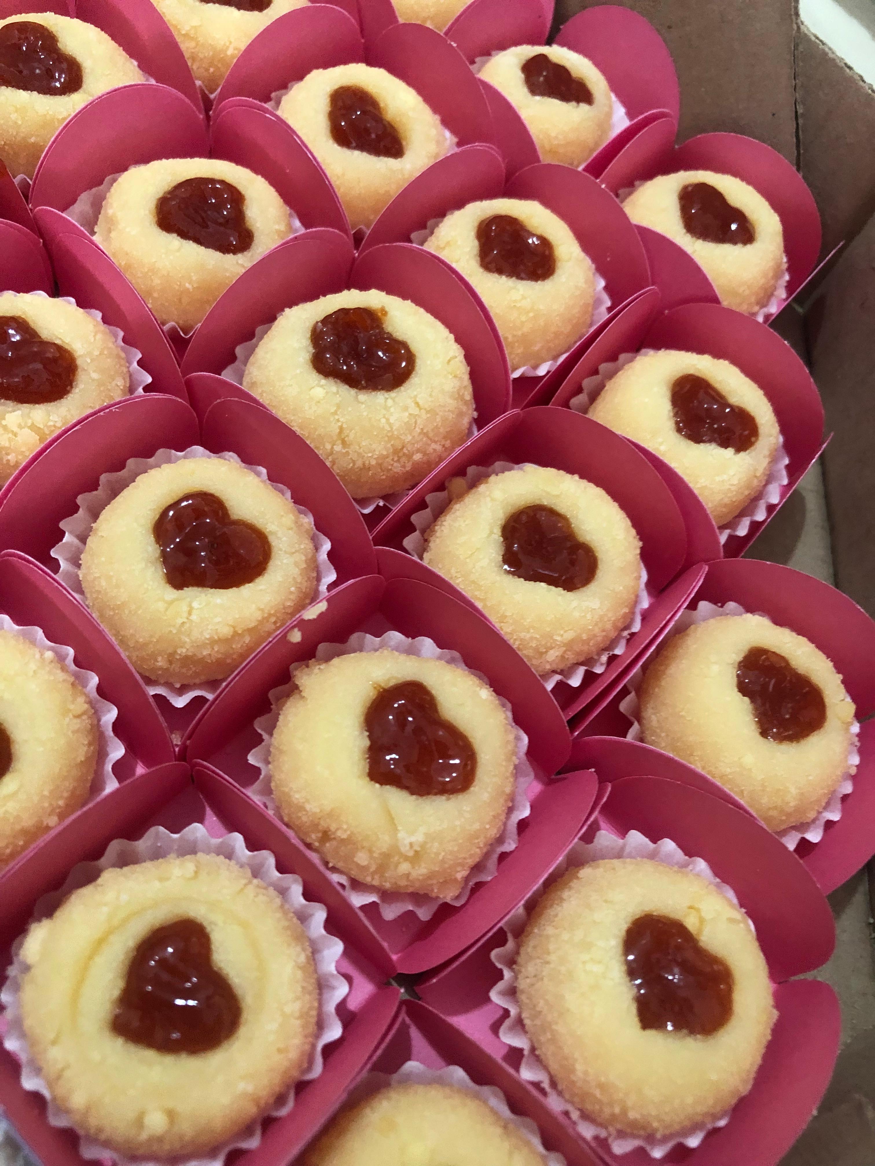 Docinhos claros com centro vermelho em forminhas cor-de-rosa