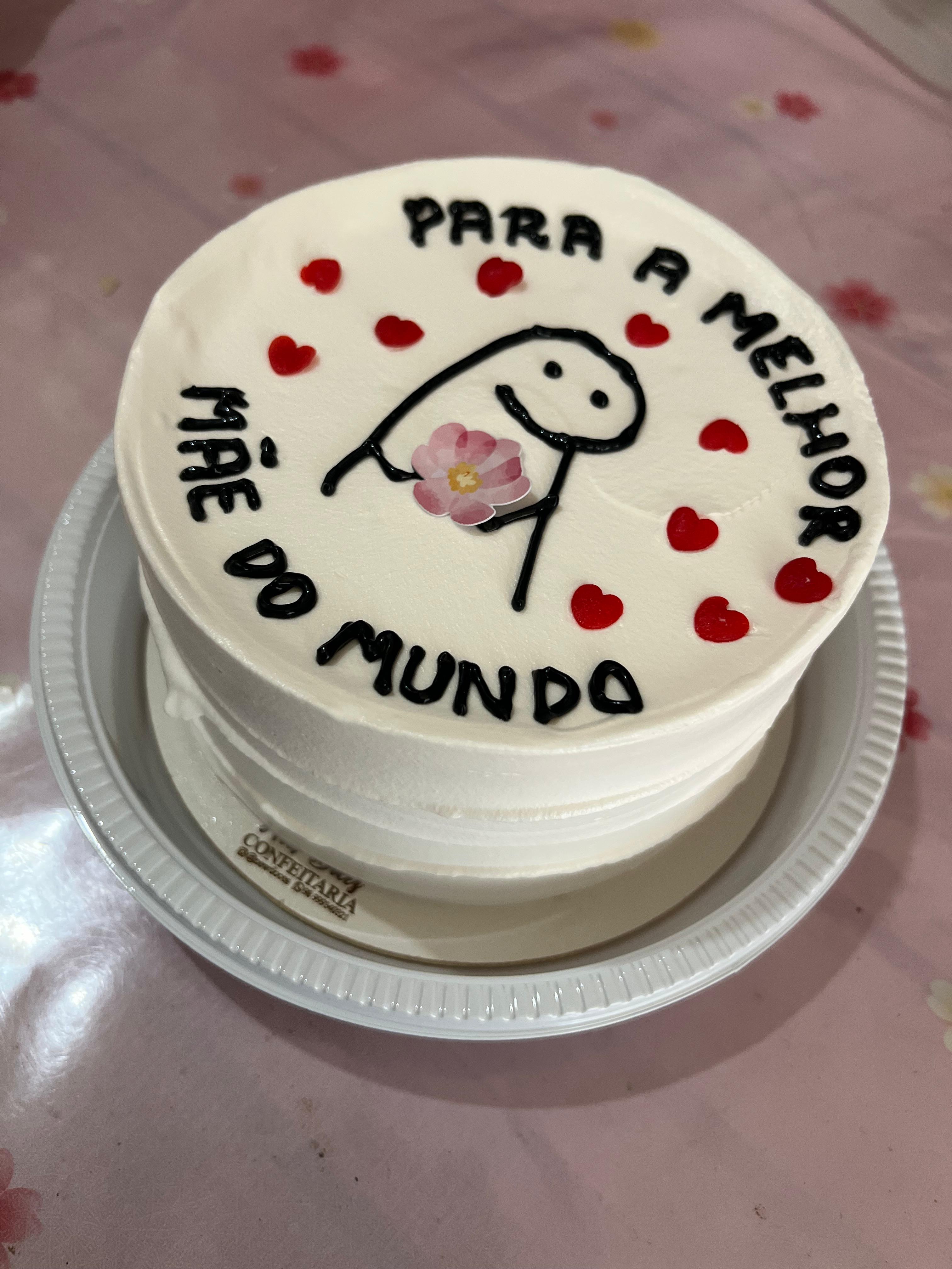 Bolo branco com corações vermelhos, desenho e mensagem para uma mãe