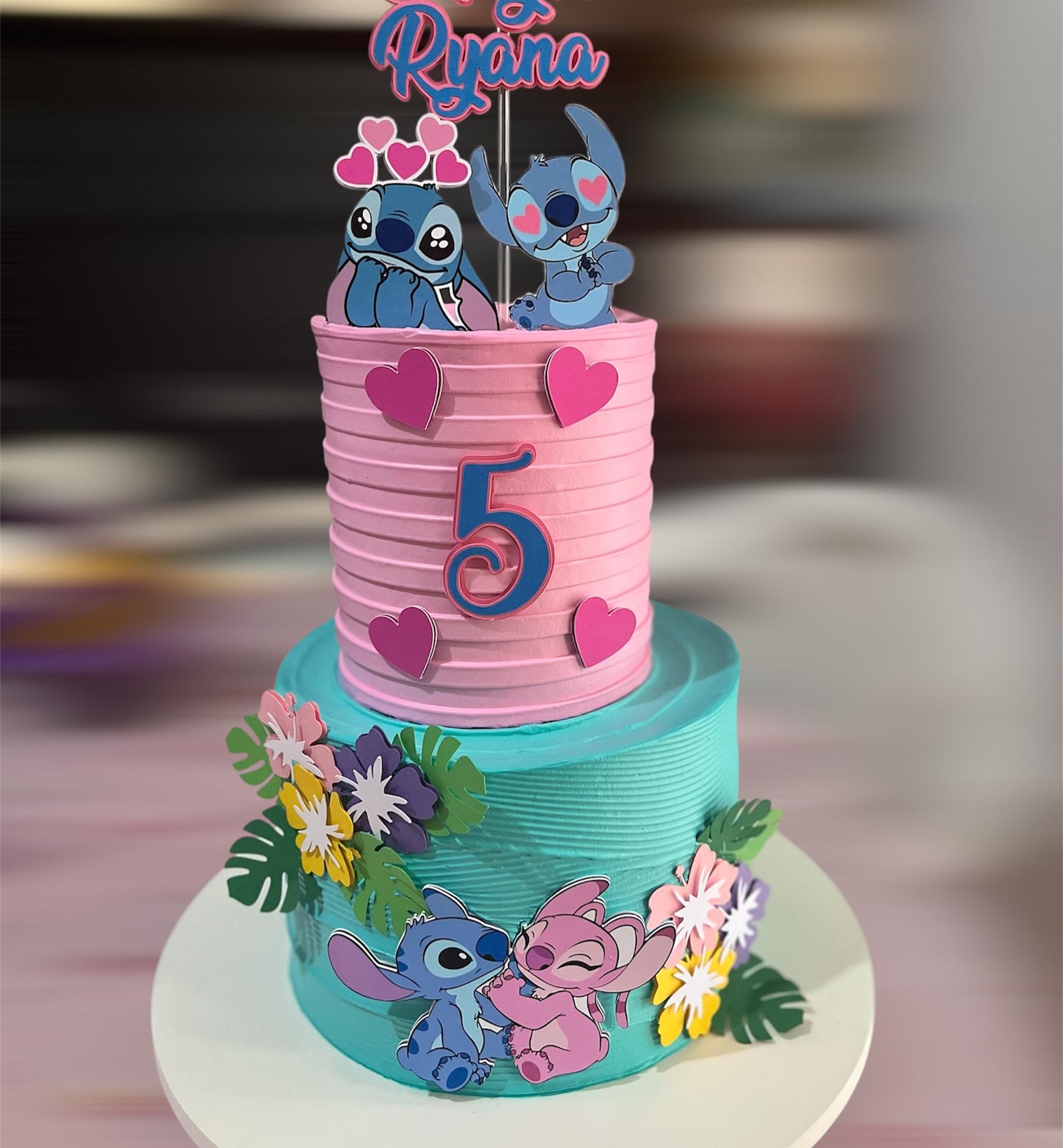 Bolo alto em rosa e verde com flores, personagens decorativos e número cinco